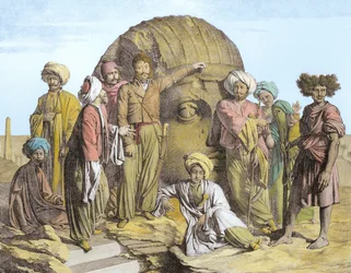 Monsieur Drovetti e i suoi seguaci usano una livella per misurare una testa colossale nel deserto egiziano, inciso da G. Engelmann, da 